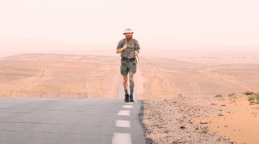 O Ρας Κούκ, ένας Άγγλος δρομέας μεγάλων αποστάσεων κατάφερε να τερματίσει χθες Κυριακή στο βορειότερο σημείο της Αφρικής