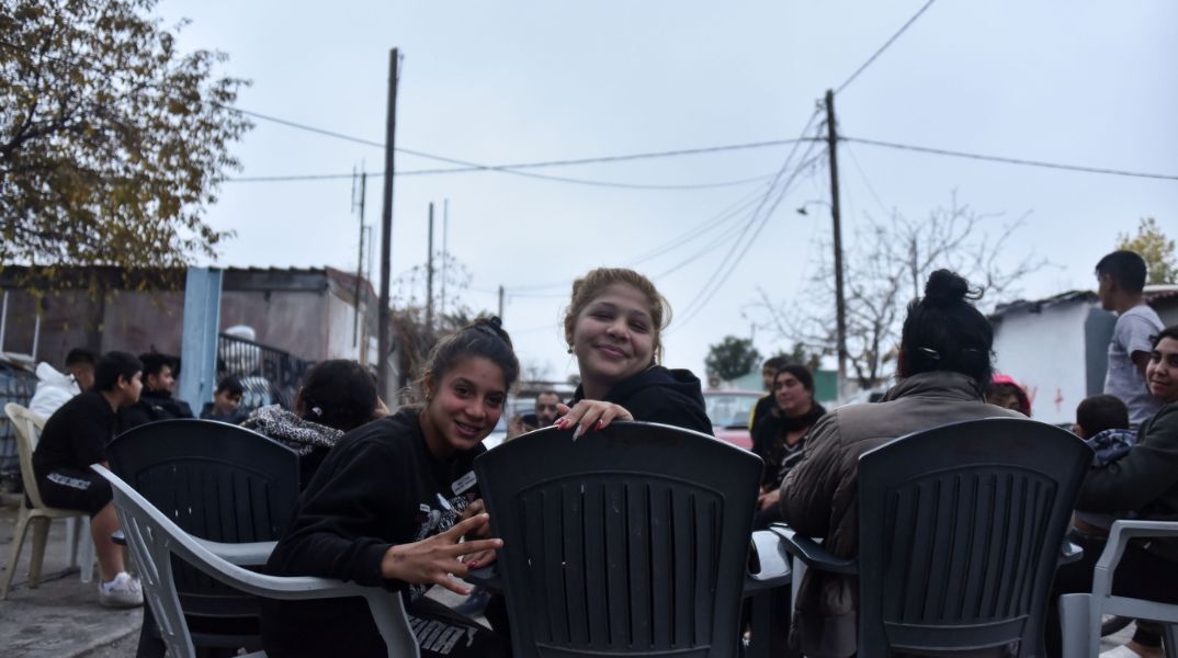Παιδιά χαιρετούν τον φωτογραφικό φακό στον οικισμό Ρομά Αγία Σοφία στα Διαβατά Θεσσαλονίκης