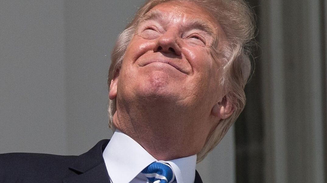 Έκλειψη ηλίου: Ο Μπάιντεν τρόλαρε τον Τραμπ