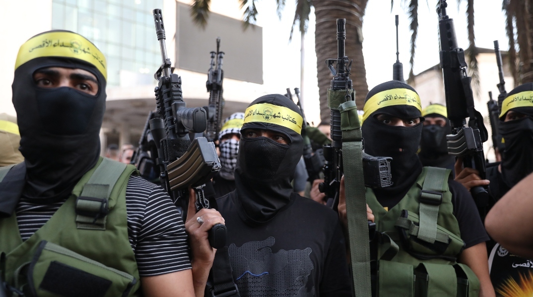 Μέλη των Ταξιαρχιών Al-Aqsa, της ένοπλης πτέρυγας του παλαιστινιακού κινήματος Φατάχ, κρατούν όπλα κατά τη διάρκεια συγκέντρωσης για την υποστήριξη του Παλαιστίνιου κρατούμενου και καρκινοπαθούς Nasser Abu Hamid στην πόλη Nablus στη Δυτική Όχθη