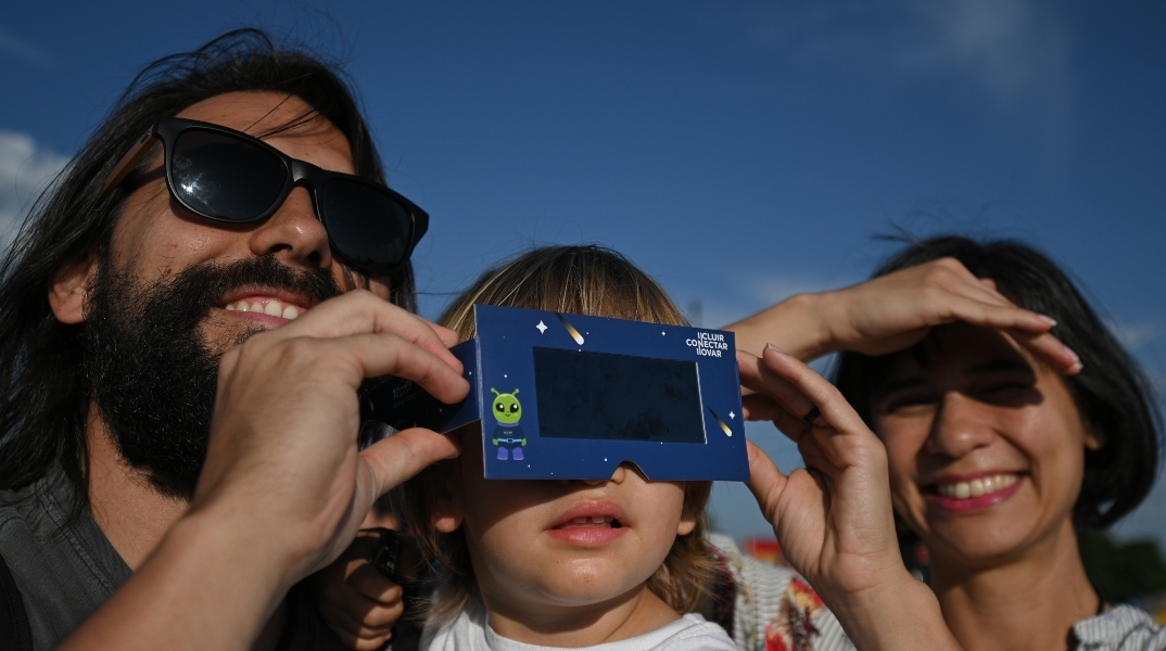 Μια οικογένεια παρατηρεί την έκλειψη ηλίου