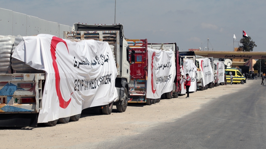 Φορτηγά με ανθρωπιστική βοήθεια στα σύνορα Αιγύπτου Γάζας