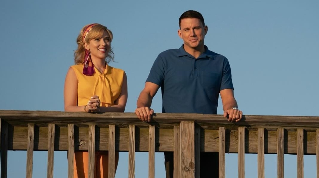 Η Σκάρλετ Γιόχανσον και ο Τσάνινγκ Τέιτουμ στο πρώτο τρέιλερ του «Fly Me to the Moon»