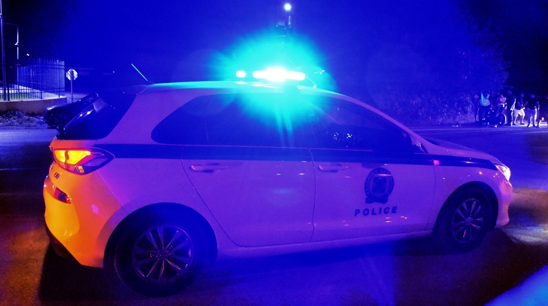 Περιπολικό της αστυνομίας με μπλε φάρο κατ΄ατη διάρκεια της νύχτας 