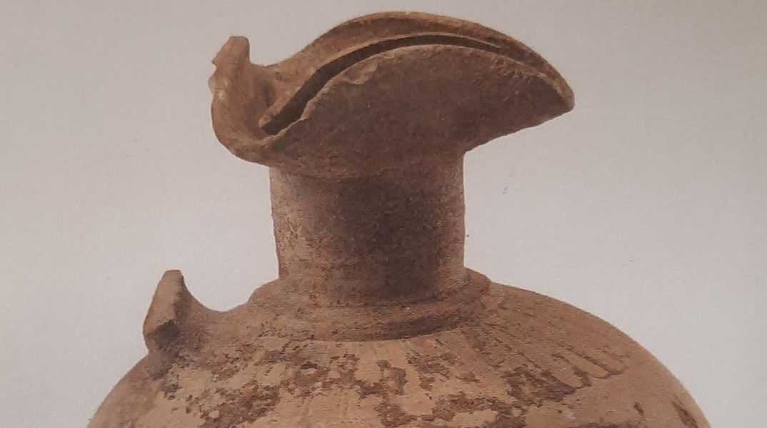 Πρώιμη κορινθιακή οινοχόη με πώμα, 620-600 π.Χ.