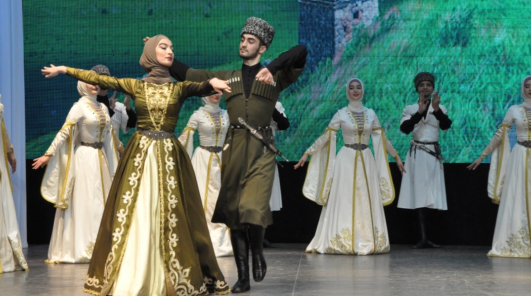 Ένα ζευγάρι Τσετσένων, μέλη του συνόλου Vainakh, χορεύει 