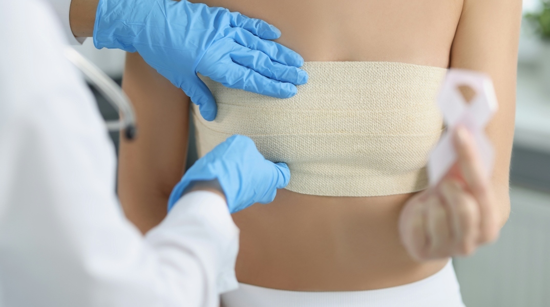 Γιατρός εξετάζει ασθενή για καρκίνο του μαστού