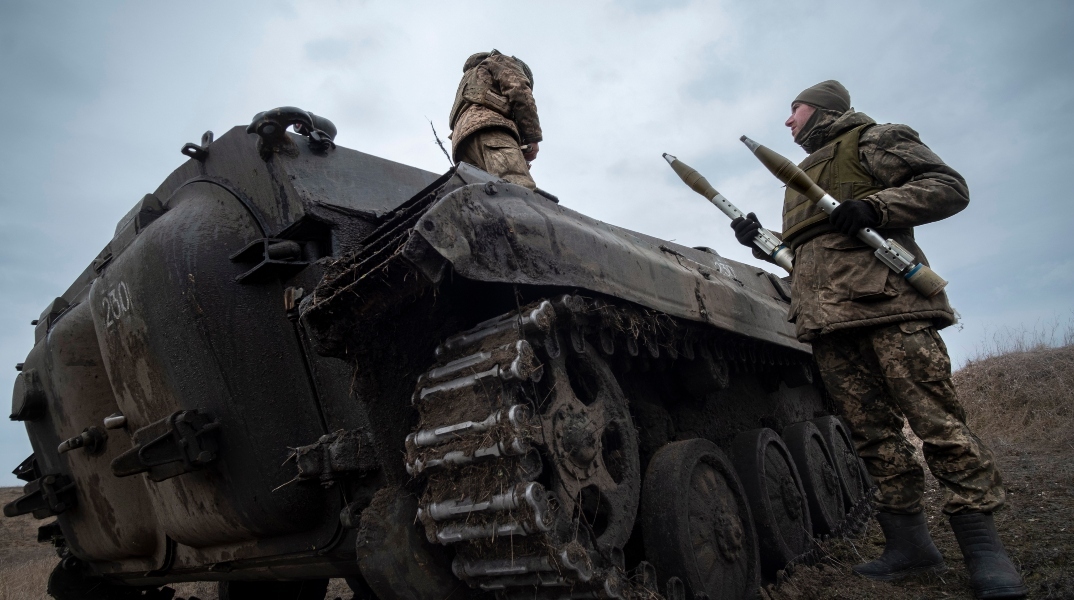 Ένα τεθωρακισμένο όχημα BMP-1 χρησιμοποιείται για την εκπαίδευση νέων Ουκρανών νεοσύλλεκτων στο Ντόνετσκ της Ουκρανίας