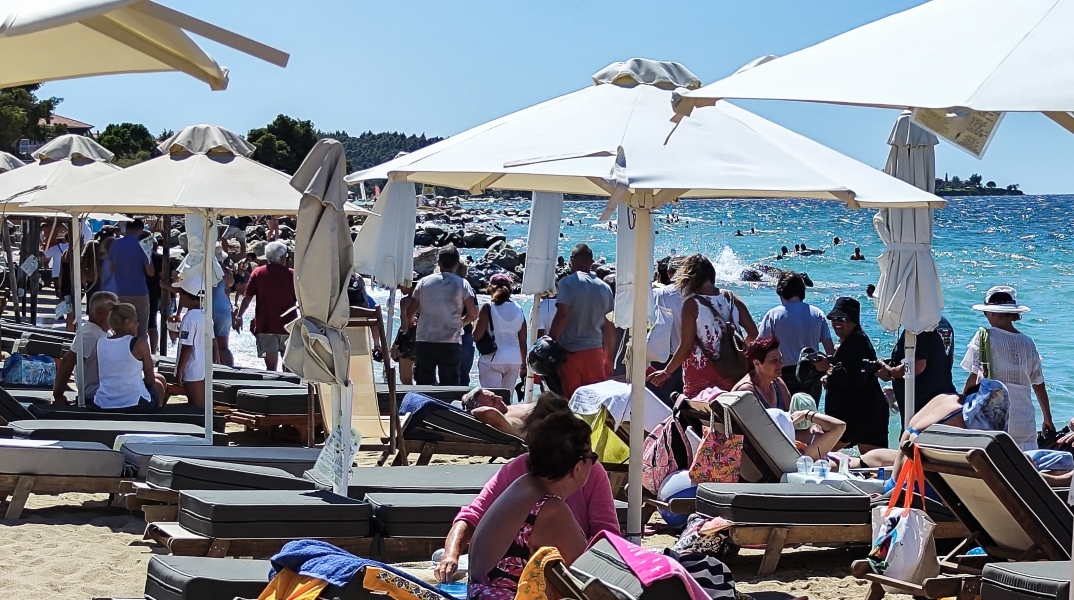 Κινητοποίηση πολιτών με αίτημα την ελεύθερη πρόσβαση στις παραλίες στη Νικήτη Χαλκιδικής, Κυριακή 6 Αυγούστου 2023. Η ομάδα των πολιτών ενημέρωσε τους λουόμενους για το πρόβλημα της προσβασιμότητας στις παραλίες, ενώ σε ολόκληρο το παραλιακό μέτωπο της περιοχής πραγματοποιήθηκε ενημέρωση και καταγραφή του προβλήματος