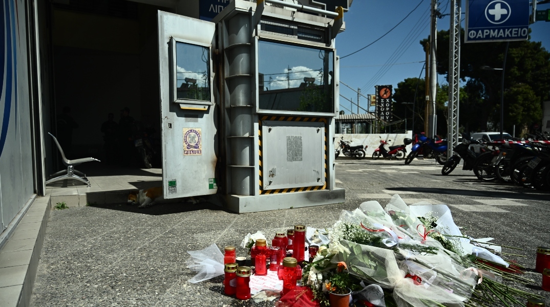 Λουλούδια και κεριά μπροστά από το Αστυνομικό Τμήμα Αγίων Αναργύρων