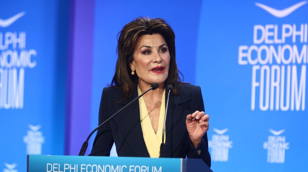 Η Γιάννα Αγγελοπούλου - Δασκαλάκη κατά τη διάρκεια της ομιλίας της στο 9o Οικονομικό Φόρουμ των Δελφών 