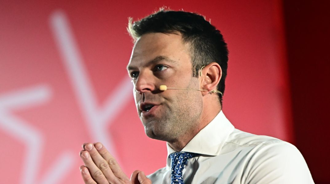 Ο πρόεδρος του ΣΥΡΙΖΑ, Στέφανος Κασσελάκης στην παρουσίαση των υποψηφίων για τις προκριματικές εκλογές ενόψει Ευρωεκλογών 