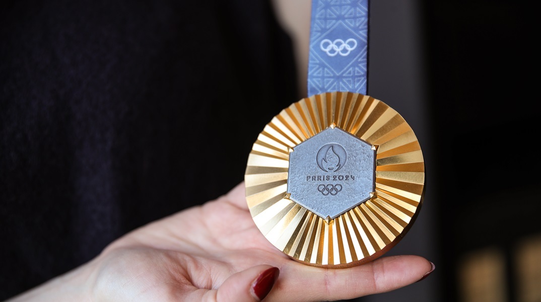 Το χρυσό μετάλλιο που θα λάβουν οι αθλητές για τις επιτυχίες τους στους Ολυμπιακούς Αγώνες στο Παρίσι 