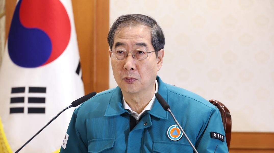 Ο πρωθυπουργός της Νότιας Κορέας Χαν Ντοκ-σου μιλάει κατά τη διάρκεια συνάντησης υπουργών στο κυβερνητικό συγκρότημα στη Σεούλ