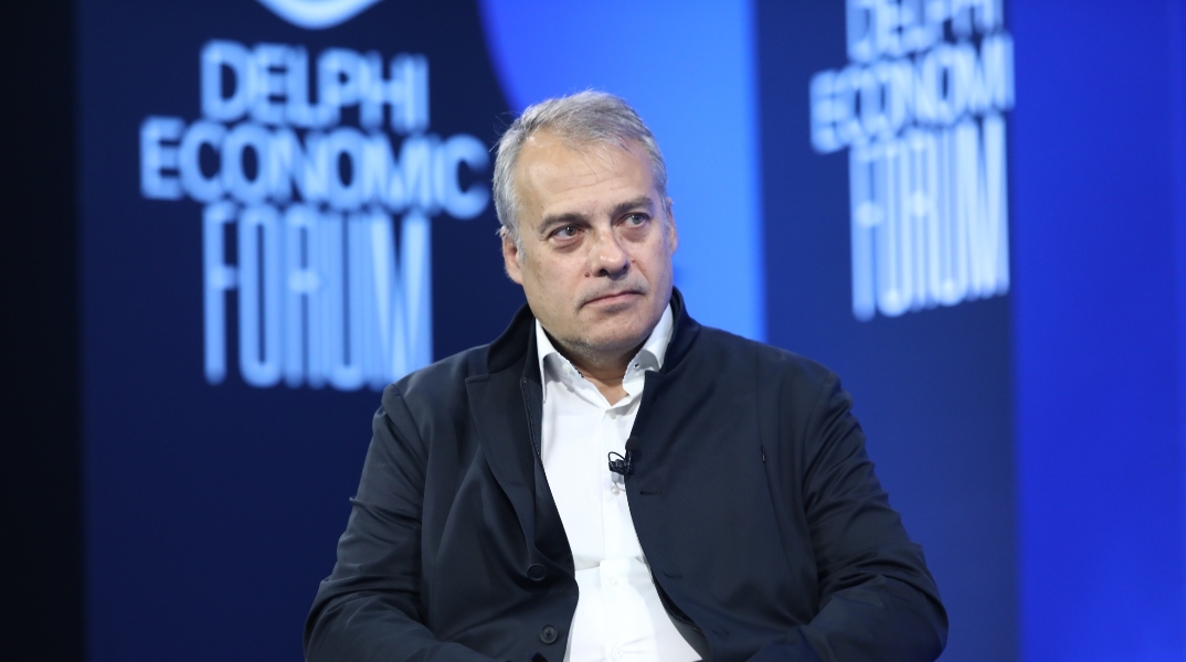 Ο Μιχάλης Μπλέτσας καθισμένος στο 8ο Οικονομικό Φόρουμ των Δελφών