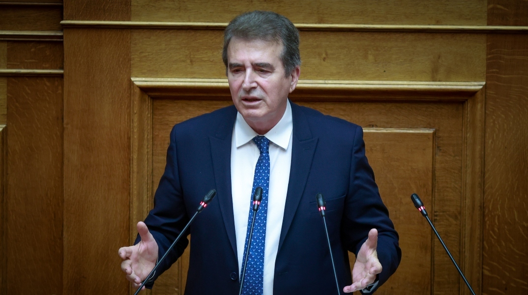 Ο υπουργός Προστασίας του Πολίτη, Μιχάλης Χρυσοχοΐδης μιλάει από το βήμα της Βουλής