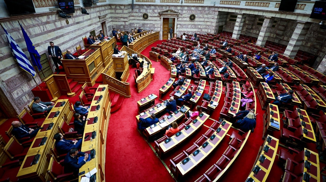 Πανοραμική άποψη του ελληνικού κοινοβουλίου με βουλευτές
