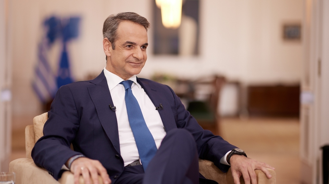 Ο Κυριάκος Μητσοτάκης καθισμένος σε καρέκλα στη συνέντευξη του στην εκπομπή "Καλημέρα Ελλάδα" και στους δημοσιογράφους Γιώργο Παπαδάκη και Μαρία Αναστασοπούλου