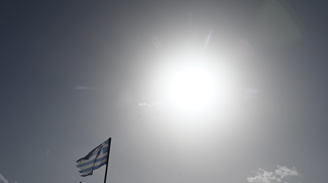 Παραμένουν οι υψηλές θερμοκρασίες την Παρασκευή ενώ επιστρέφει η αφρικανική σκόνη