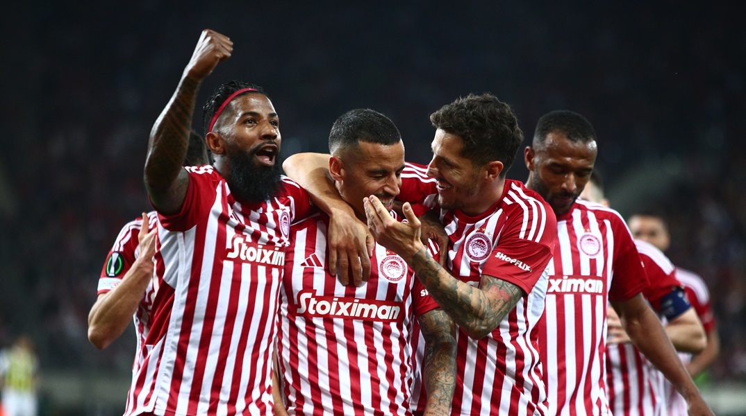 Ο Ολυμπιακός επικράτησε της Φενέρ και οι παίχτες του πανηγυρίζουν το γκολ 