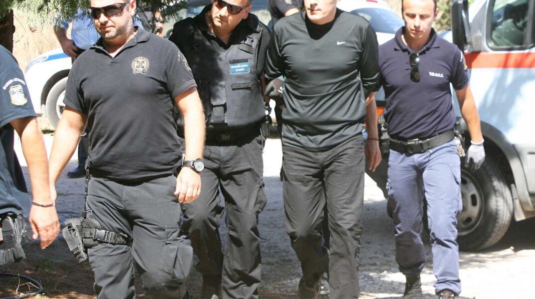 «Έμεινε» η κλούβα με τον Αλκέτ Ριζάι στις στροφές του Δομοκού