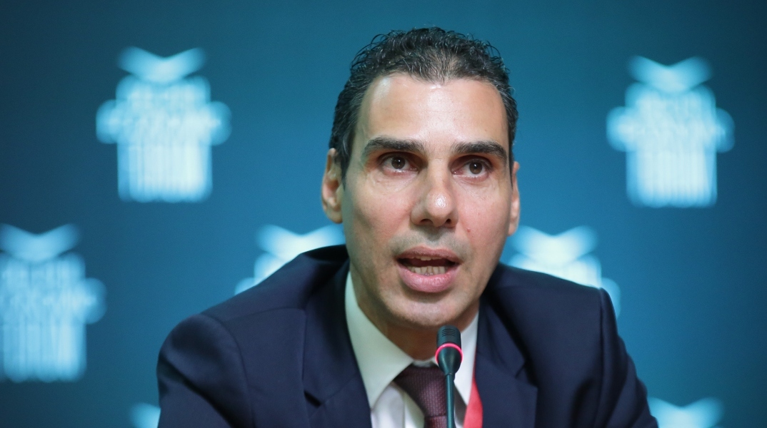 Ο υφυπουργός Υγείας Μάριος Θεμιστοκλέους μιλάει στο μικρόφωνο καθισμένος