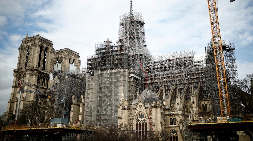 Ο καθεδρικός ναός της Παναγίας των Παρισίων με σκαλωσιές