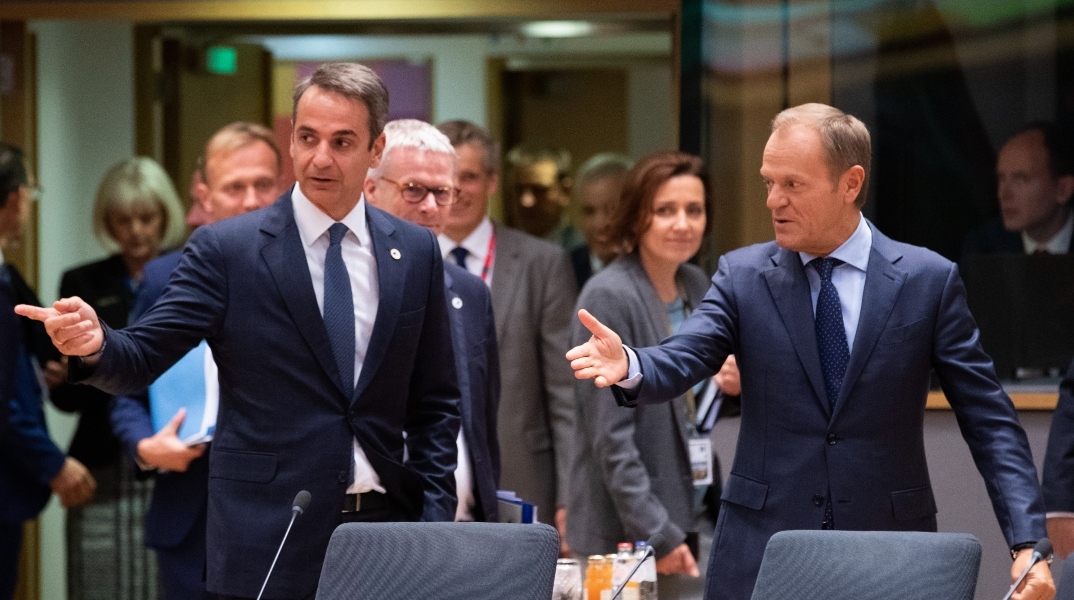 Ο πρωθυπουργός Κυριάκος Μητσοτάκης και ο πρωθυπουργός Ντόναλντ Τουσκ ετοιμάζονται να κάτσουνε στη Σύνοδο Κορυφή των κρατών-μελών της ΕυρωπαΪκής Ένωσης
