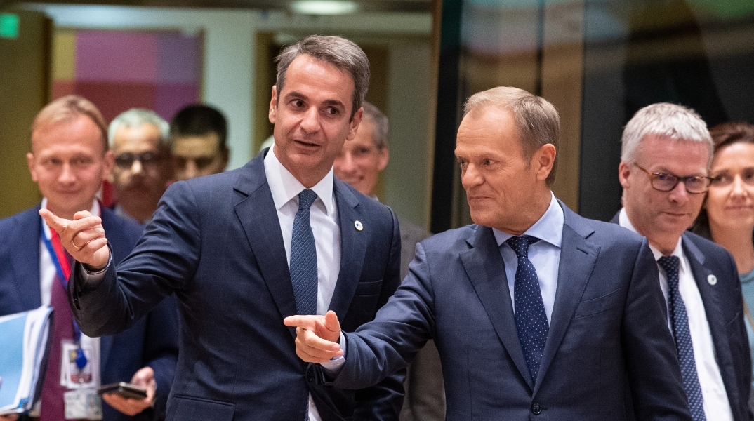 Ο πρωθυπουργός Κυριάκος Μητσοτάκης με τον πολωνό πρωθυπουργό Ντόναλντ Τουσκ όρθιοι να συζητάνε