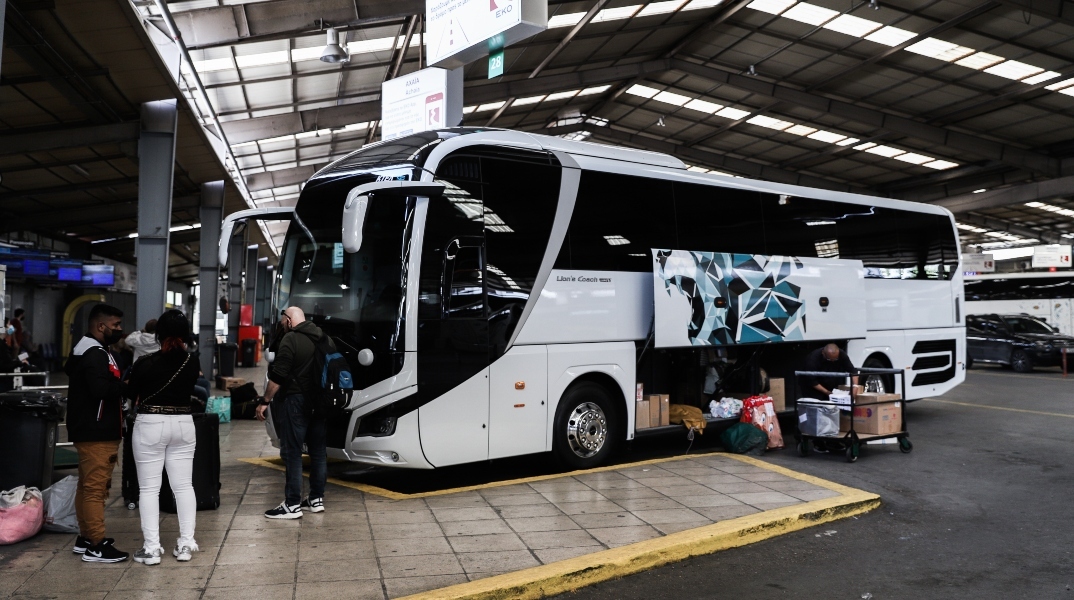 Λεωφορείο του ΚΕΛ με ανοικτή την πλάγια πόρτα φορτώνει βαλίτσες και επιβάτες
