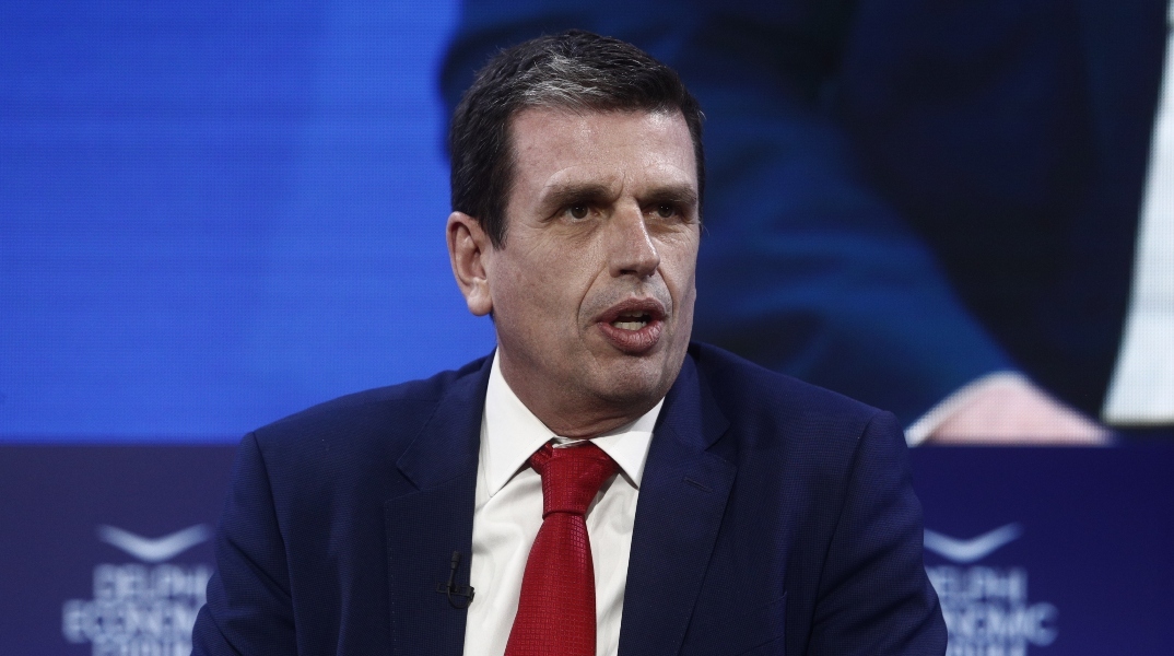 Ο υπουργός Μετανάστευσης και Ασύλου Δημήτρης Καιρίδης μιλάει καθιστός