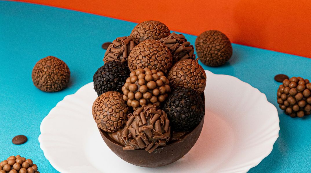 Ένα πασχαλινό σοκολατένιο αυγό γεμάτο σοκολατένια γλυκίσματα