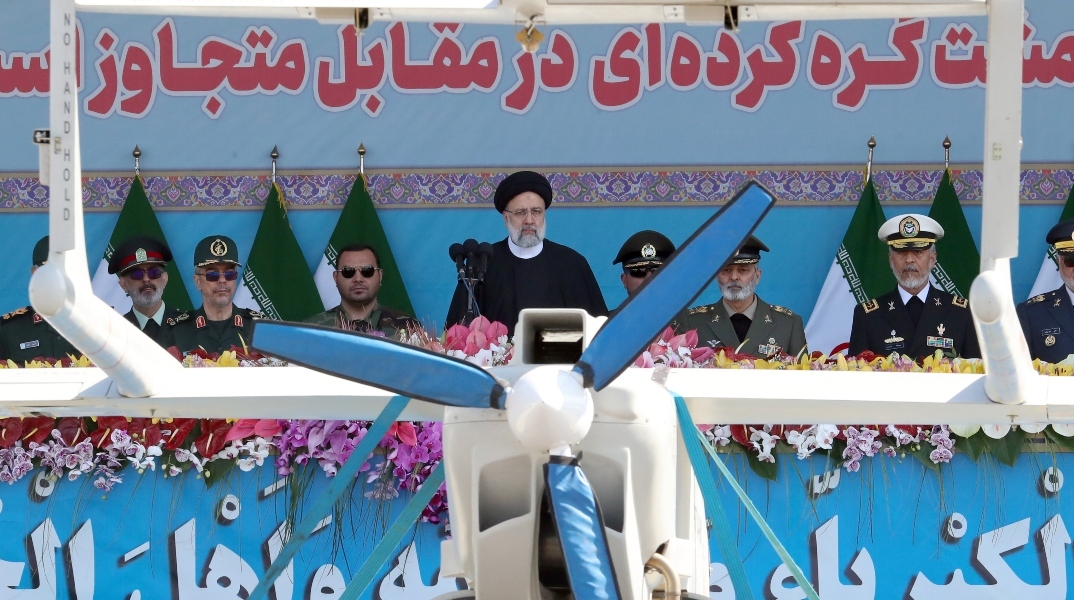 Ο Ιρανός Πρόεδρος Ebrahim Raisi μαζί με σταρτιωτικούς παρακολουθεί ένα drone κατά τη διάρκεια μιας τελετουργικής παρέλασης για την ετήσια Ημέρα του Εθνικού Στρατού στην Τεχεράνη,