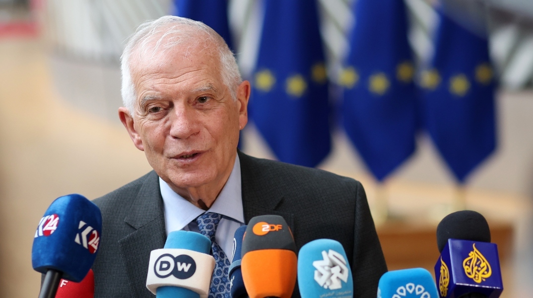 Ο ύπατος εκπρόσωπος της ΕΕ, Ζοζέπ Μπορέλ μιλάει σε 8 μικρόφωνα 