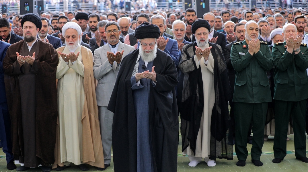 Ο ανώτατος ηγέτης του Ιράν, Αγιατολάχ Αλί Χαμενεΐ όρθιος μπροστά από πλήθος κόσμου να προσεύχεται