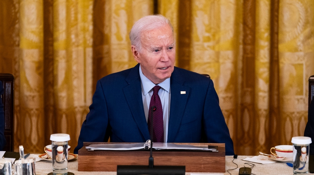 Ο πρόεδρος των ΗΠΑ, Τζο Μπάιντεν καθισμένος μπροστά σε μικρόφωνο