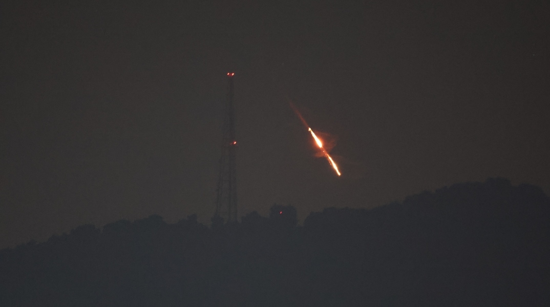 Drone ή πύραυλος ανατινάζεται -έκρηξη -λάμψεις-νύχτα