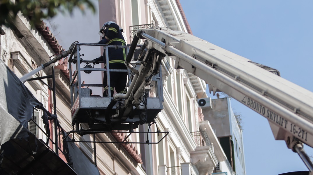 Ένας νεκρός σε φωτιά που ξέσπασε σε ξενοδοχείο στην οδό Λιοσίων
