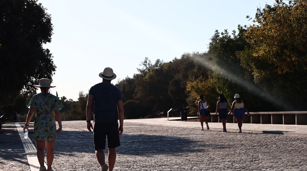 Ζέστη που θα θυμίζει καλοκαίρι τη Δευτέρα στη χώρα