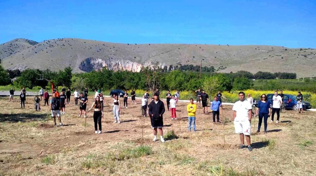 Μαθητές φύτεψαν 57 δέντρα στη μνήμη των θυμάτων των Τεμπών 