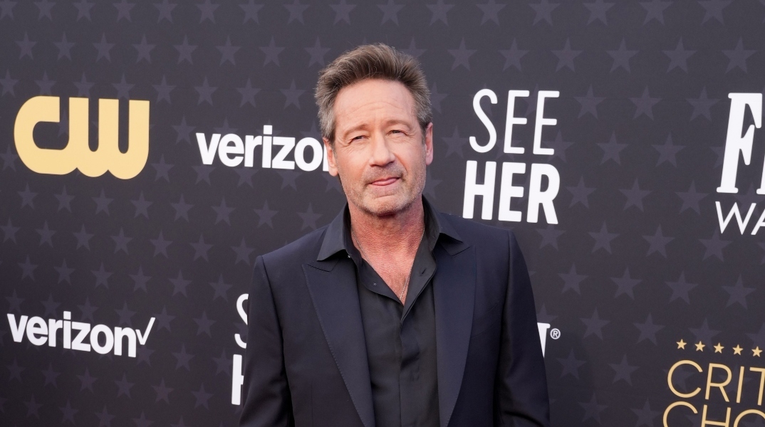 Ο David Duchovny ορθιος με σκούρο κουστούμι