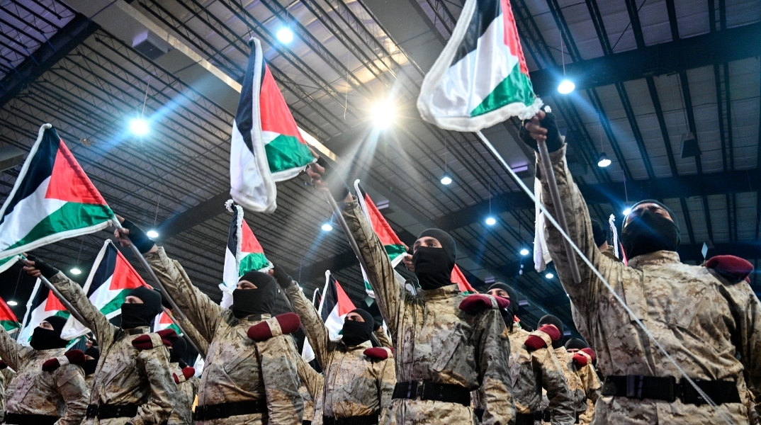 Μέλη της Χεζμπολάχ σε παράταξη, κρατούν παλαιστινιακές σημαίες κατά τη διάρκεια συγκέντρωσης για τον εορτασμό της Ημέρας Αλ Κουντς 