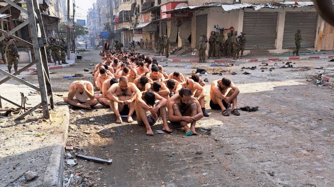 Δεκάδες Παλαιστίνιοι αιχμάλωτοι καθίσμενοι στη μέση του δρόμου