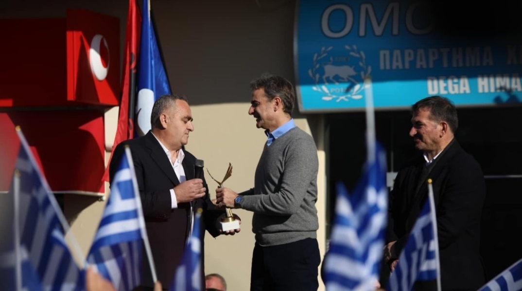  Ο Φρέντη Μπελέρης παραλαμβάνει βραβεοί από τον Κυριάκο Μητσοτάκη