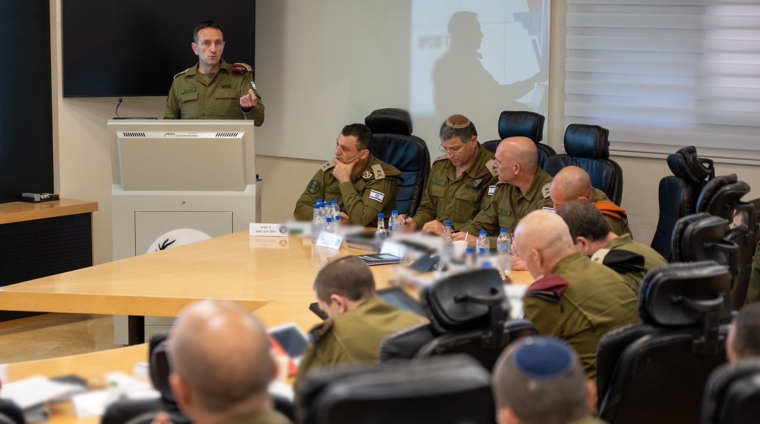 Συνέδριο με 10 ισραηλινούς στρατιωτικούς στα καφέ, καθισμένοι, ακούν ομιλητή