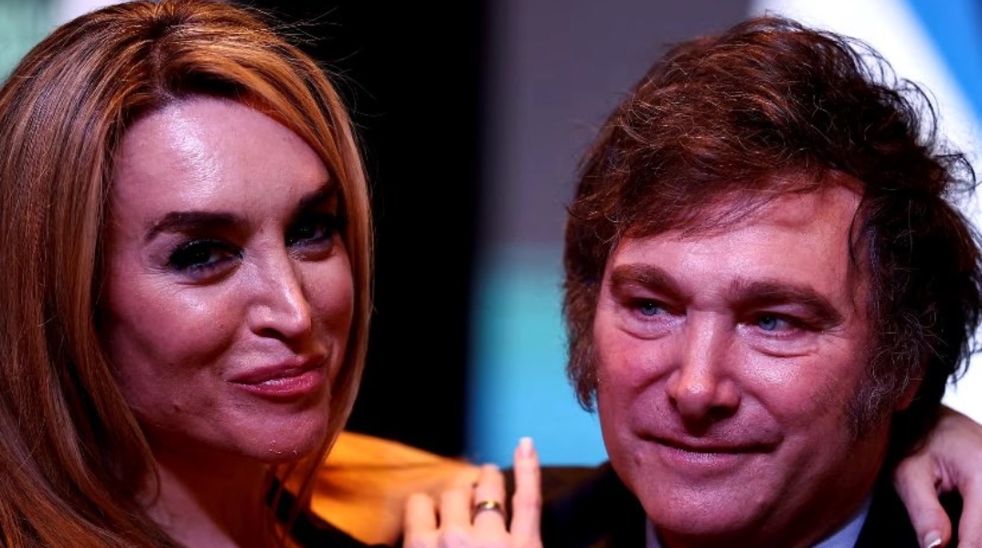  O Χαβιέρ Μιλέι με τη σύντροφό του Φατίμα Φλόρες αγκαλιασμένοι