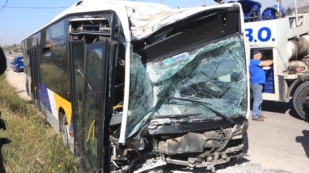 Λεωφορείο του ΟΑΣΑ έπεσε σε κολώνα στα Λιόσια