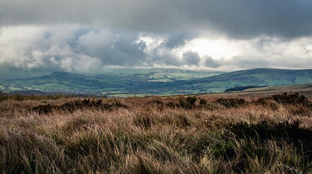 Χωράφι, λόφοι και σύννεφα