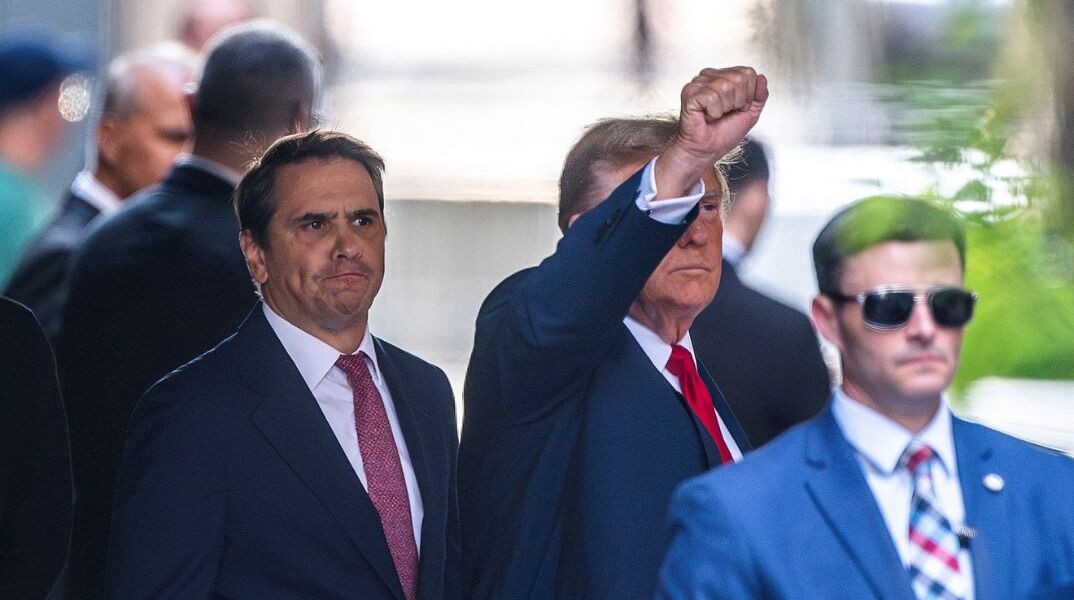 Ο Τραμπ έφτασε στο δικαστήριο του Μανχάταν για την ιστορική ποινική δίκη του