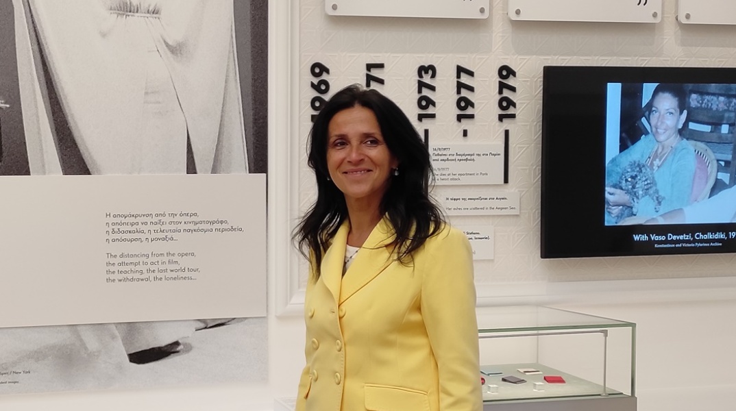 Η Χρυσούλα Ζαχαροπούλου φωτογραφίζεται μπροστά από τεκμήρια στο Μουσείο «Μαρία Κάλλας»